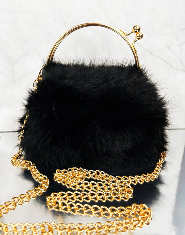 Borsa Elegante in Pelliccia Nera con Manico Oro