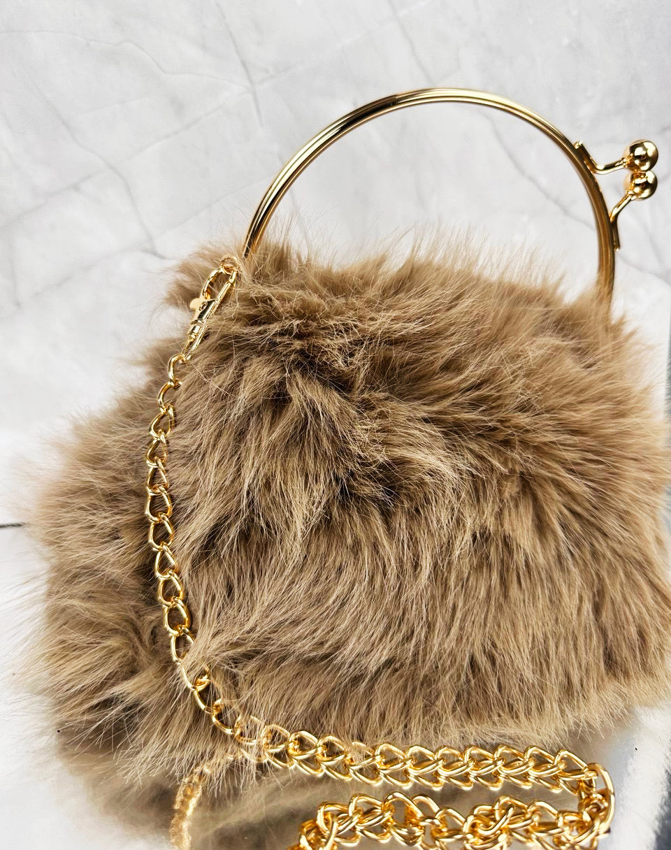 Borsa Elegante in Pelliccia con Manico Oro