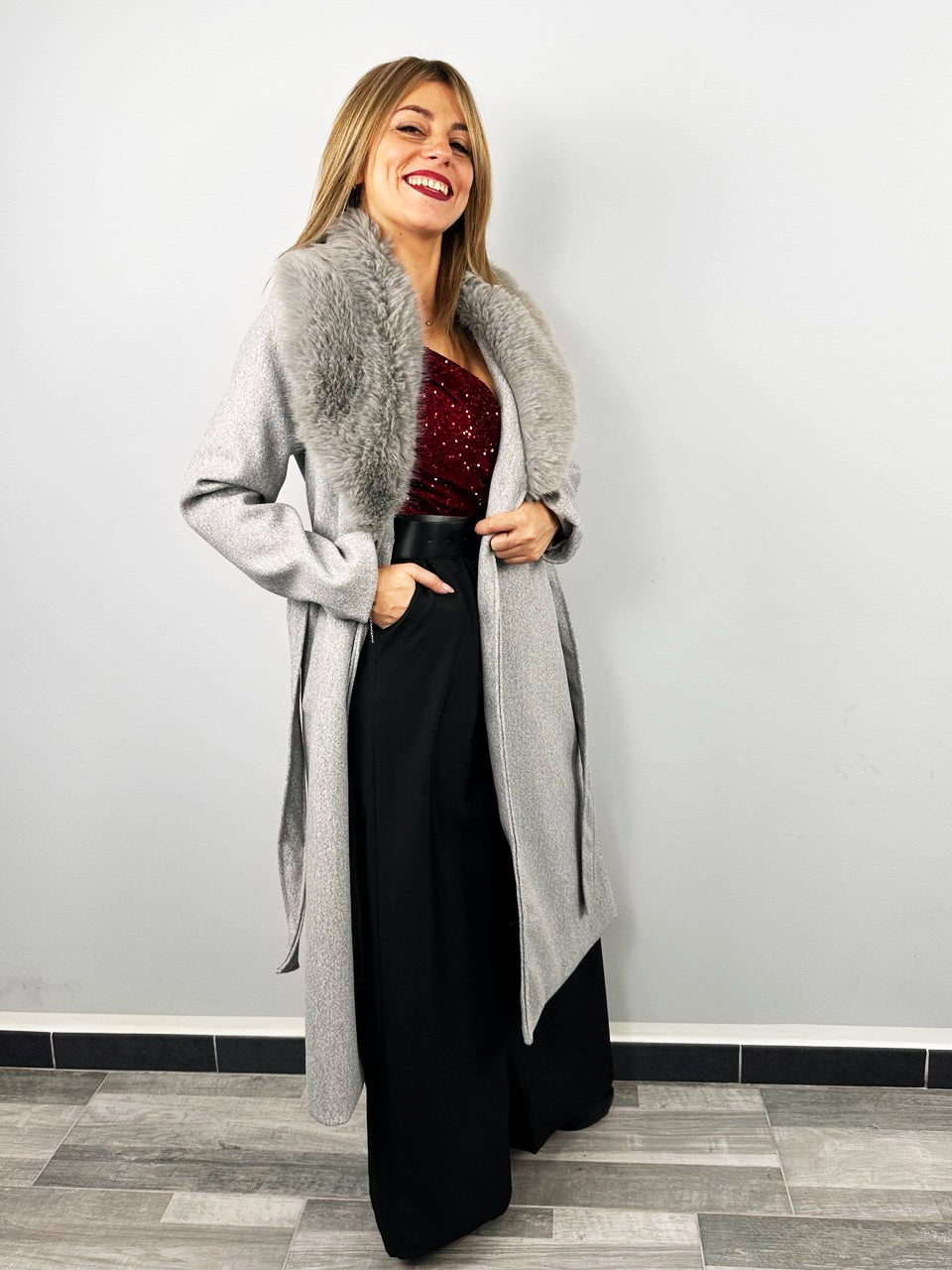 Cappotto Elegante Con Collo In Pelliccia Color Grigio
