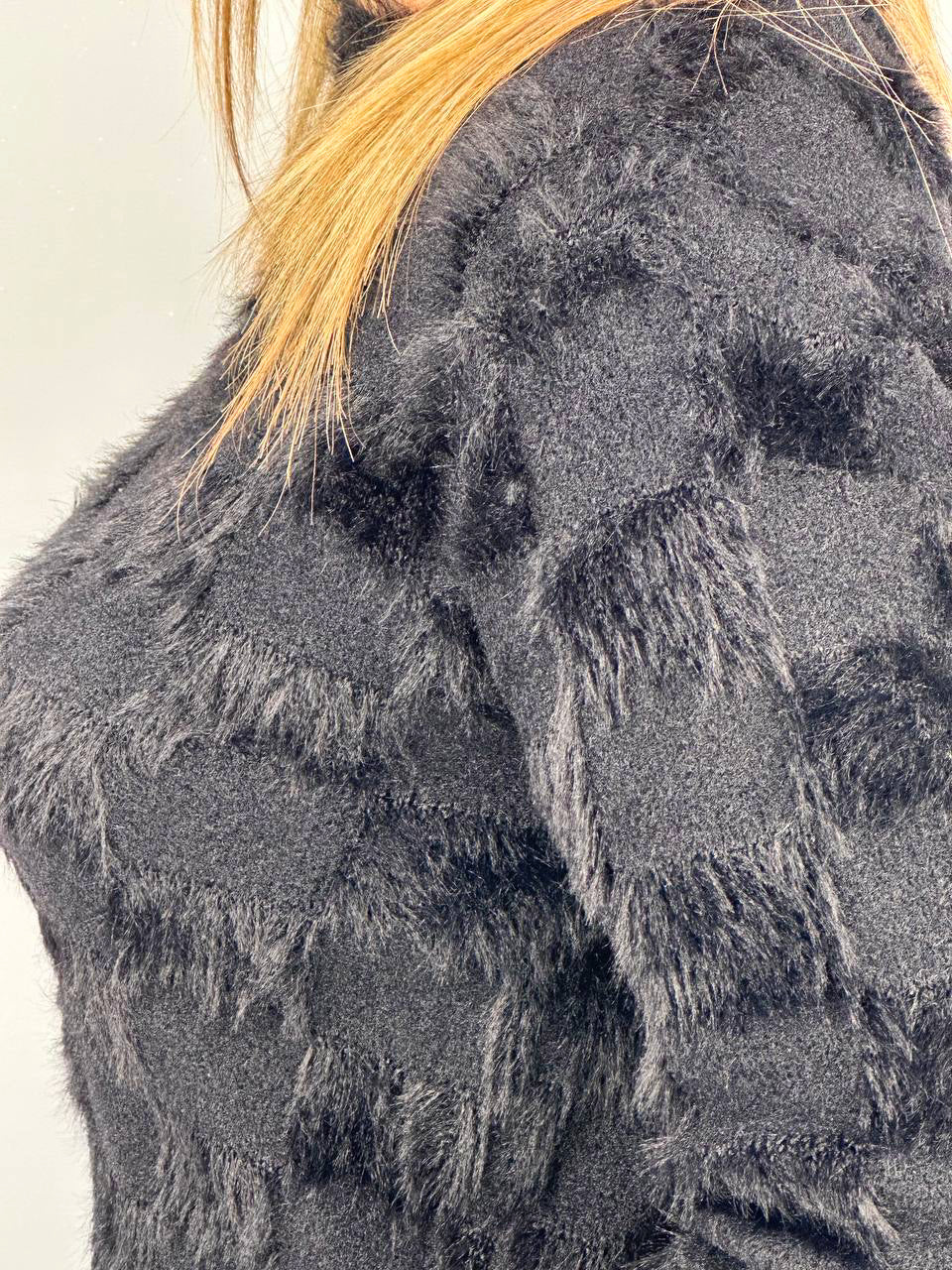 Maglioncino Effetto Pelo Nero a Quadretti