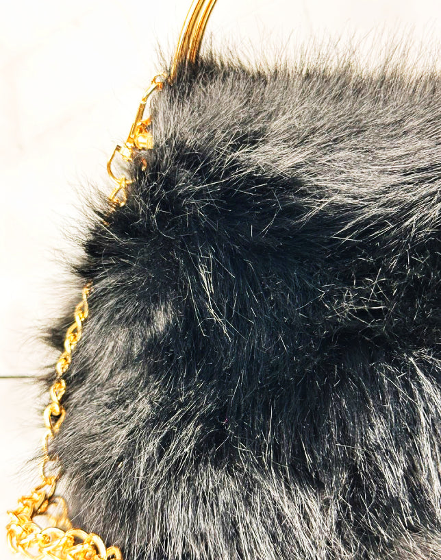 Borsa Elegante in Pelliccia Nera con Manico Oro