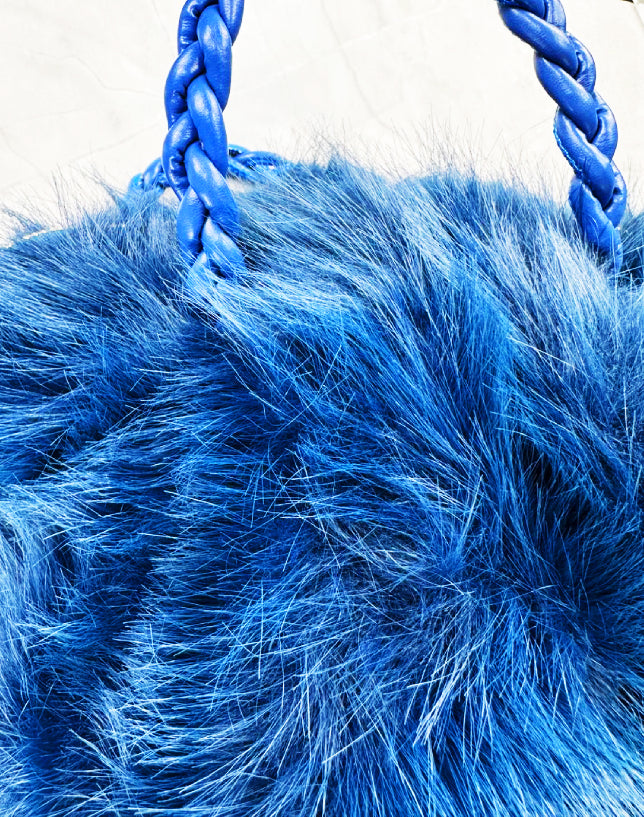 Borsa Pelliccia Blu con Manico Intrecciato