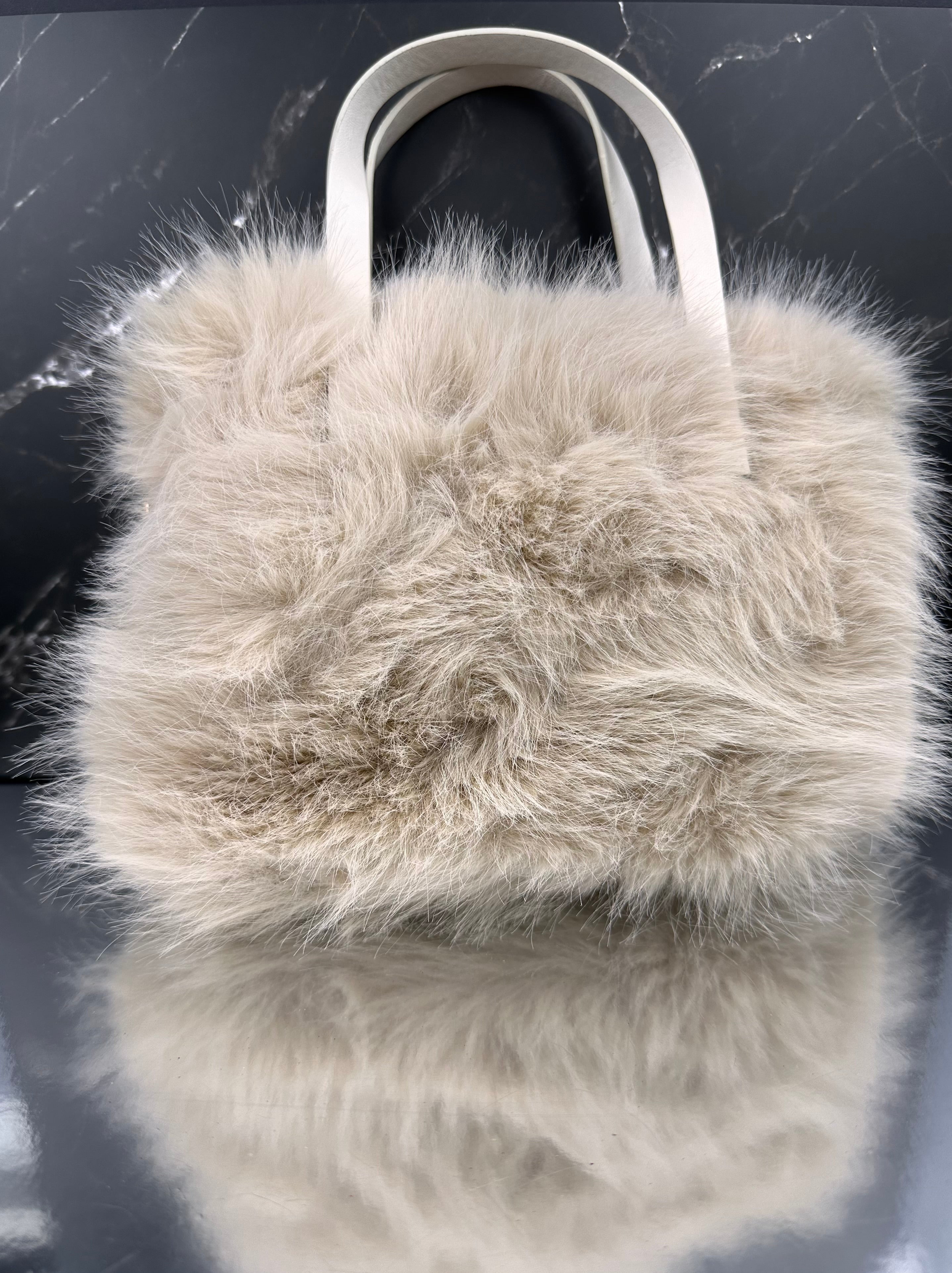 Borsa Morbida in Eco-Pelliccia Beige – Cozy & Chic