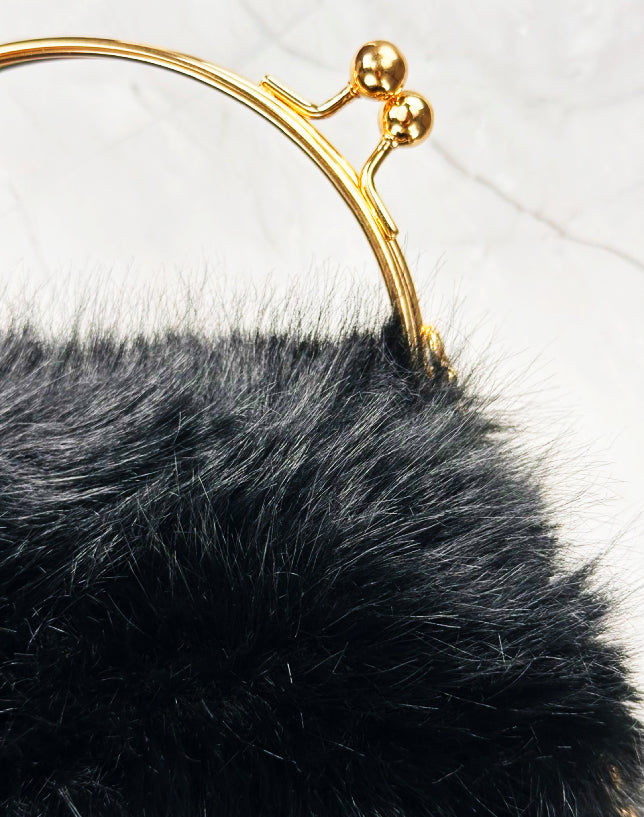 Borsa Elegante in Pelliccia Nera con Manico Oro