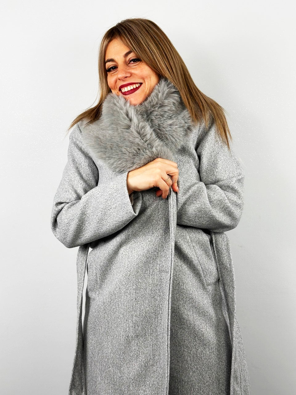 Cappotto Elegante Con Collo In Pelliccia Color Grigio