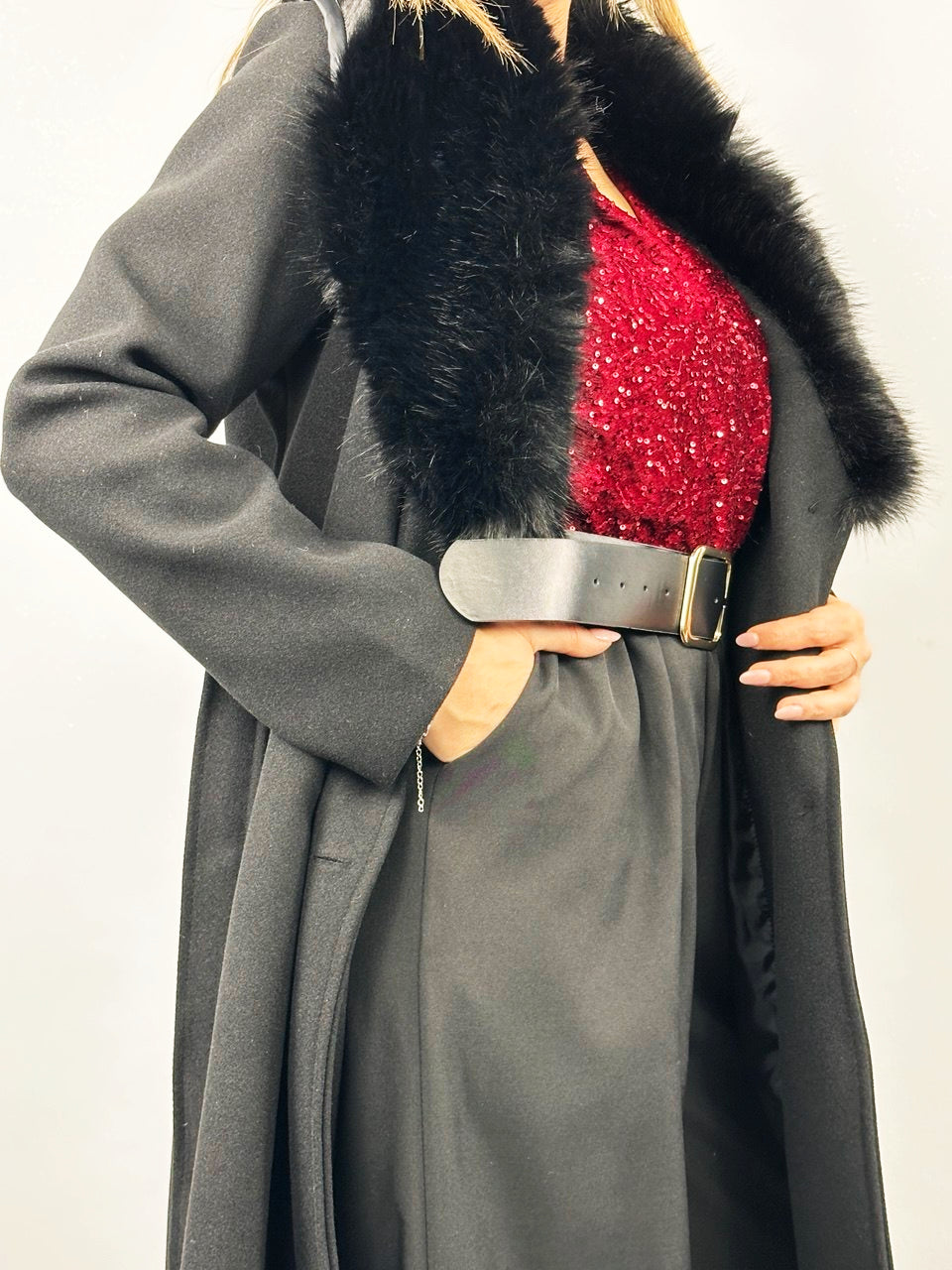 Cappotto Elegante Con Collo In Pelliccia Color  Nero
