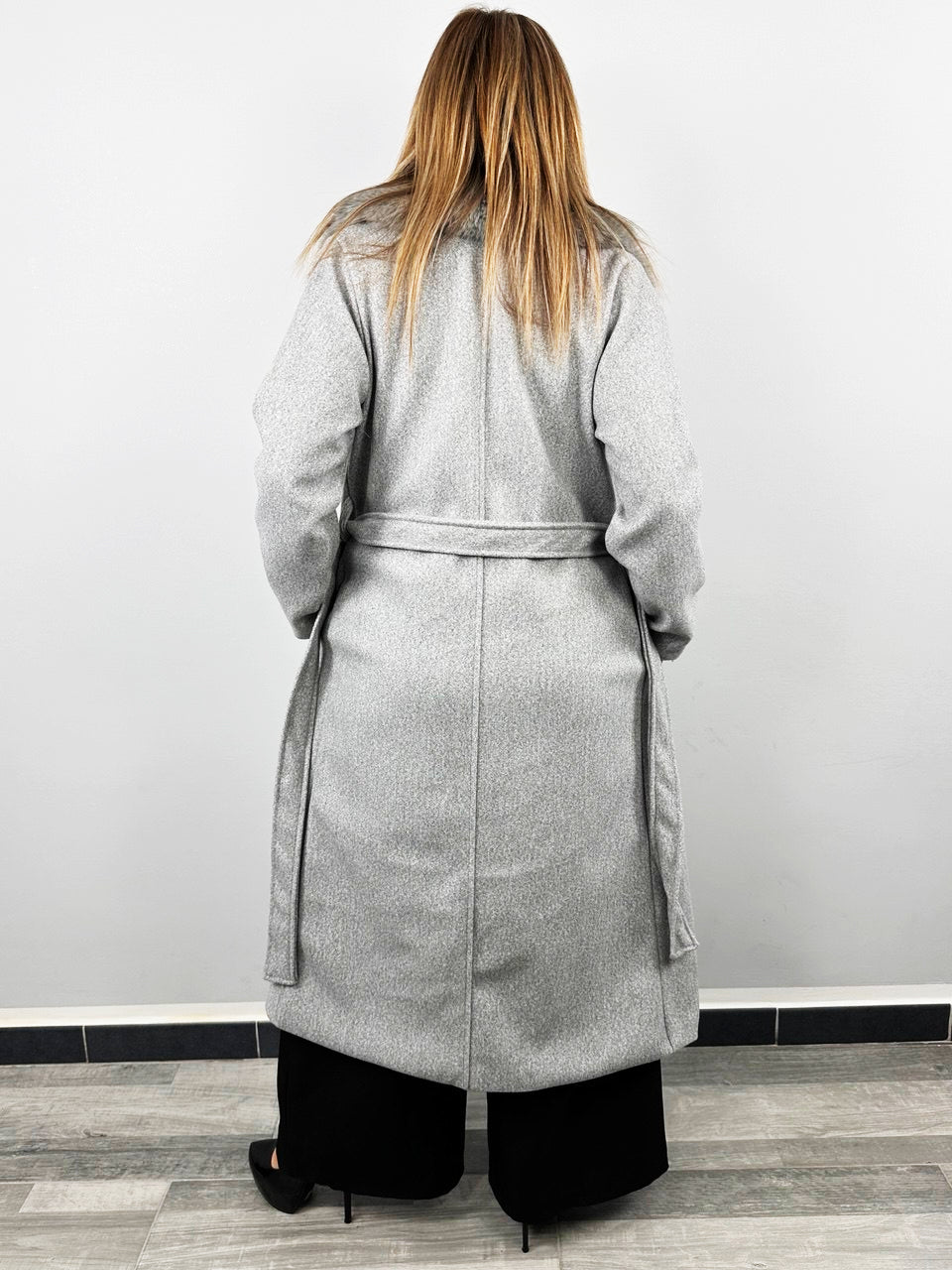 Cappotto Elegante Con Collo In Pelliccia Color Grigio