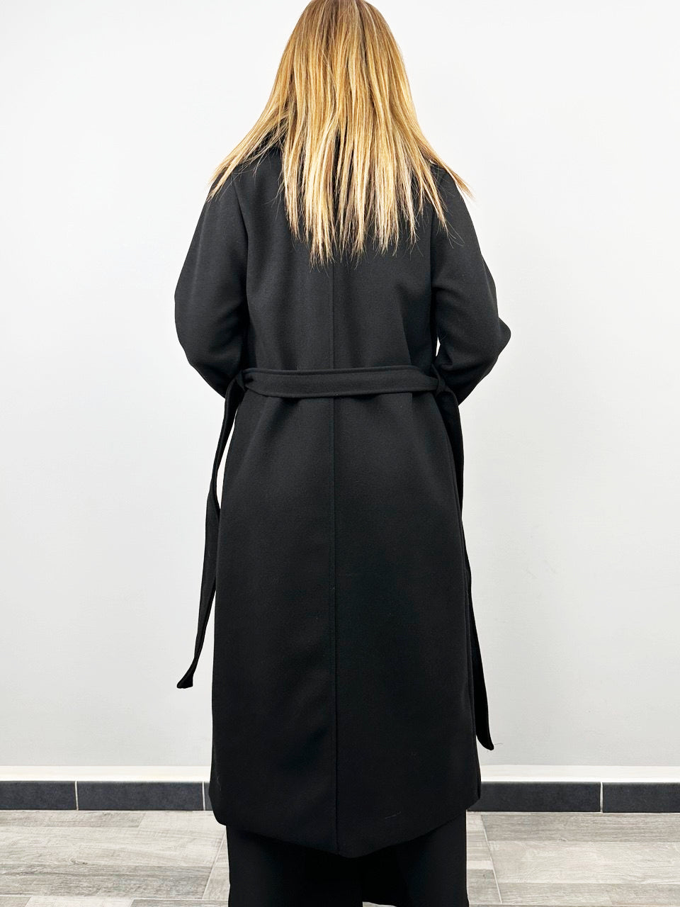 Cappotto Elegante Con Collo In Pelliccia Color  Nero