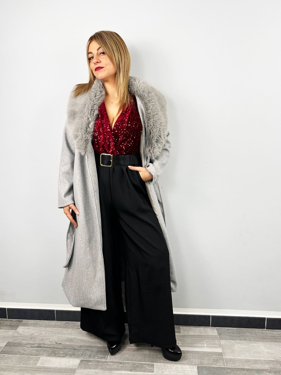 Cappotto Elegante Con Collo In Pelliccia Color Grigio