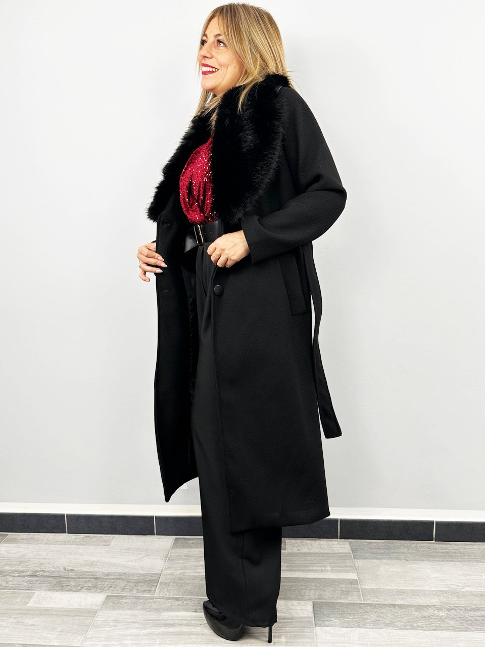 Cappotto Elegante Con Collo In Pelliccia Color  Nero