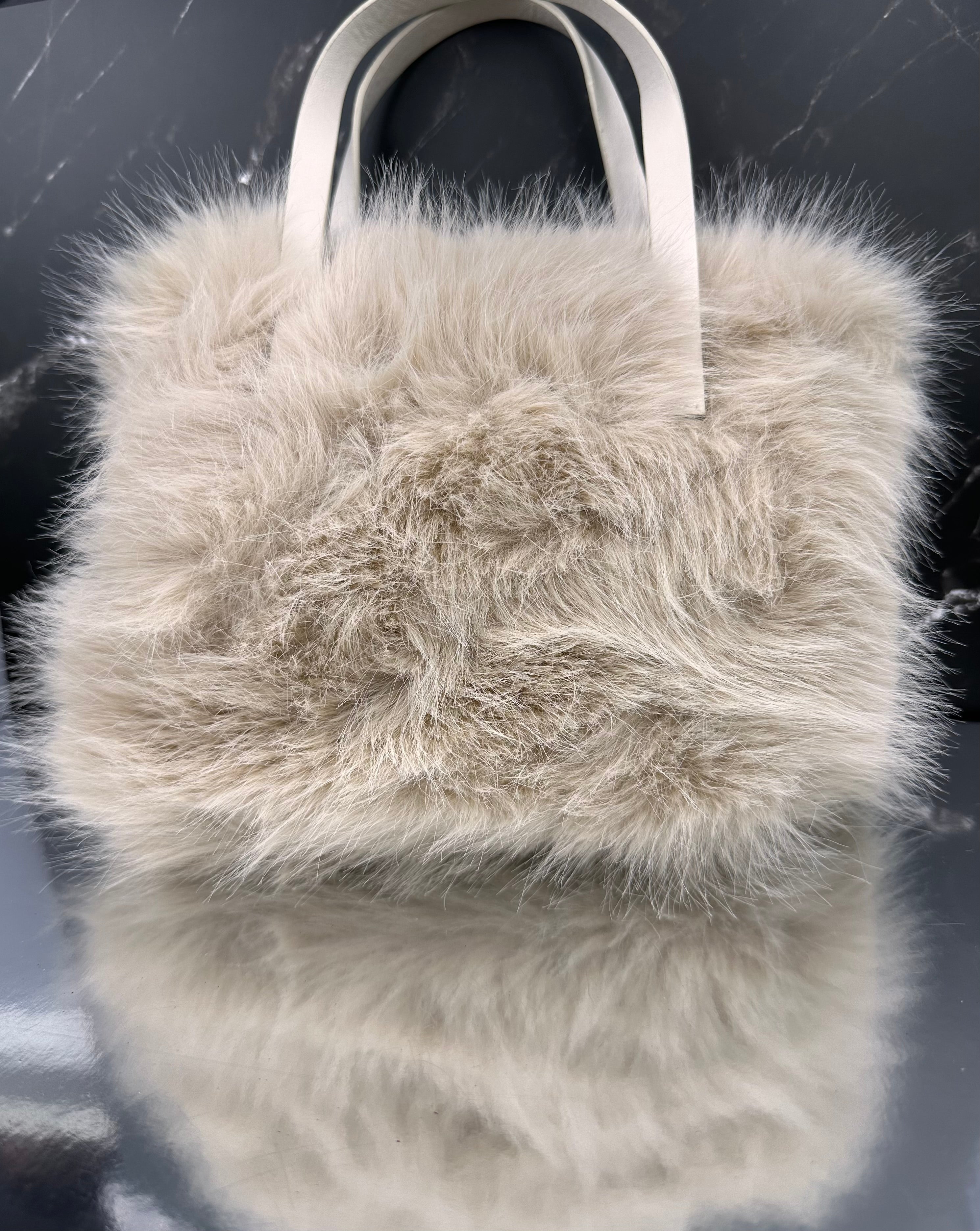 Borsa Morbida in Eco-Pelliccia Beige – Cozy & Chic