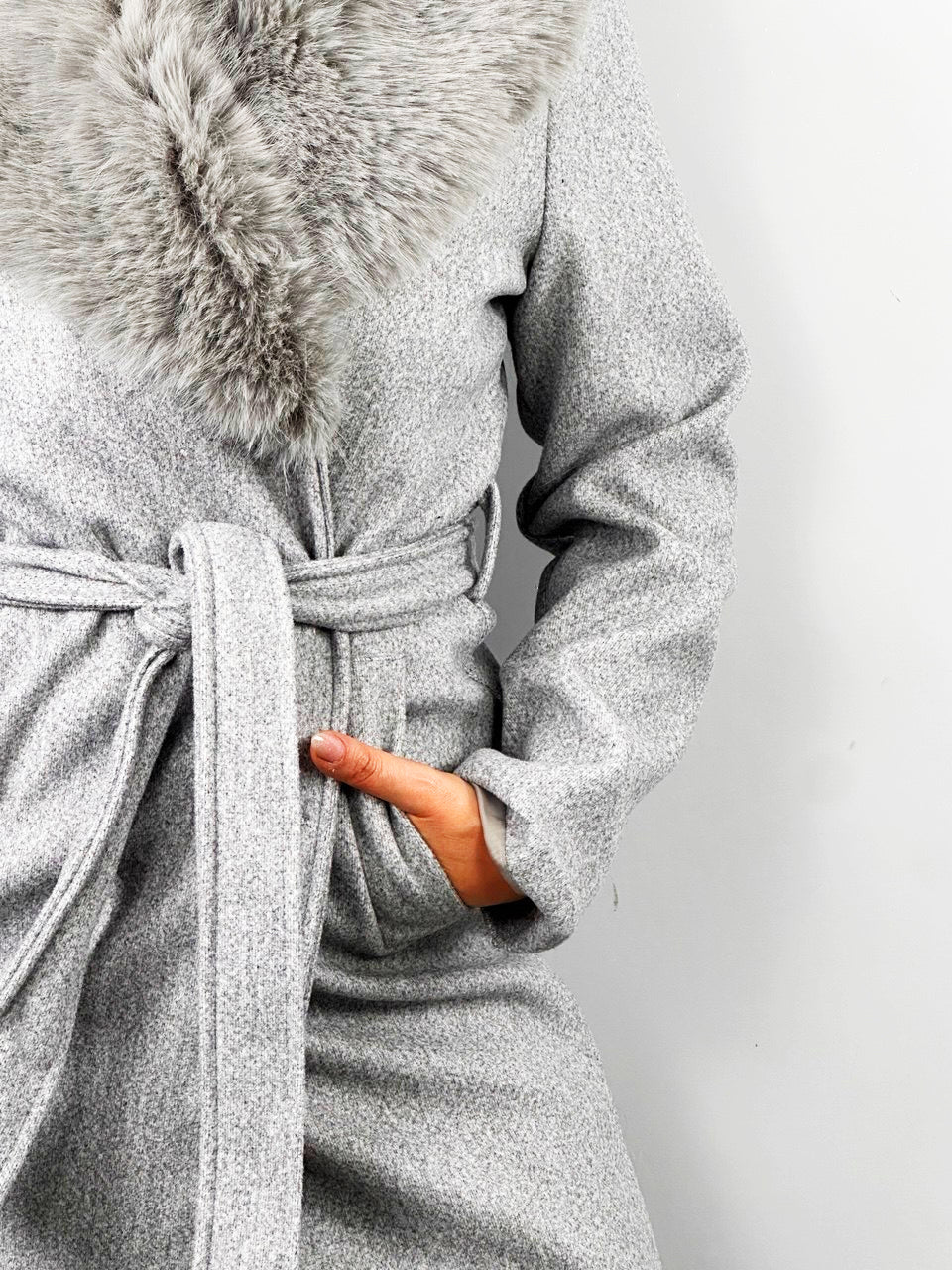 Cappotto Elegante Con Collo In Pelliccia Color Grigio