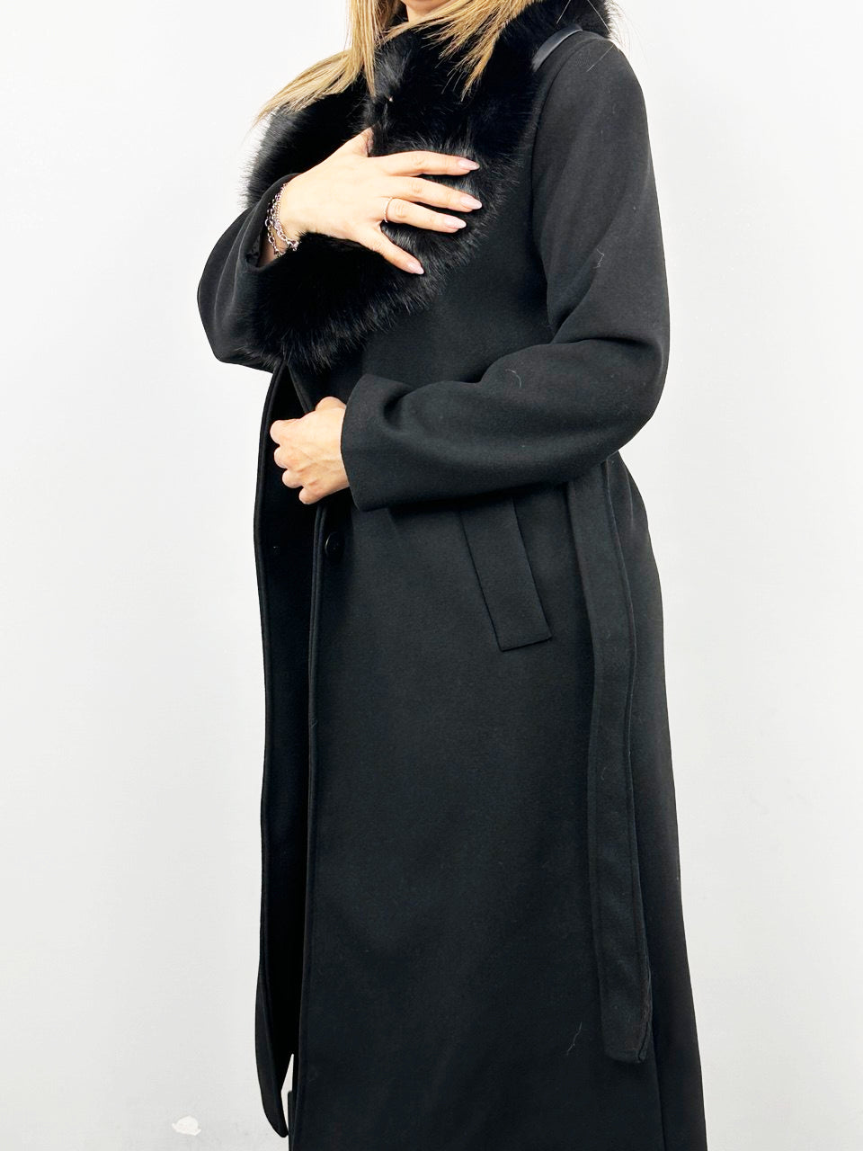 Cappotto Elegante Con Collo In Pelliccia Color  Nero