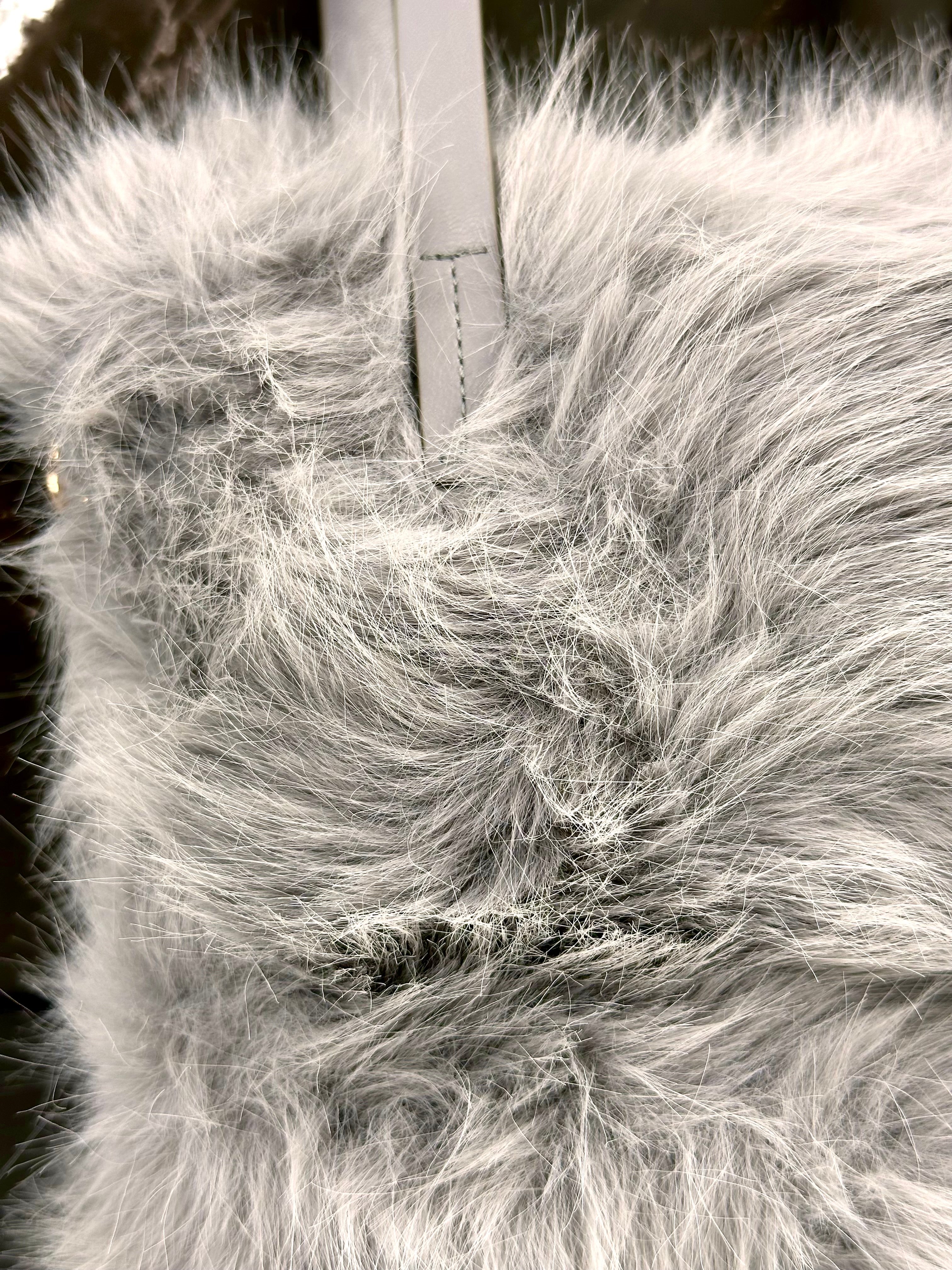 Borsa Morbida in Eco-Pelliccia Grigia – Winter Essential