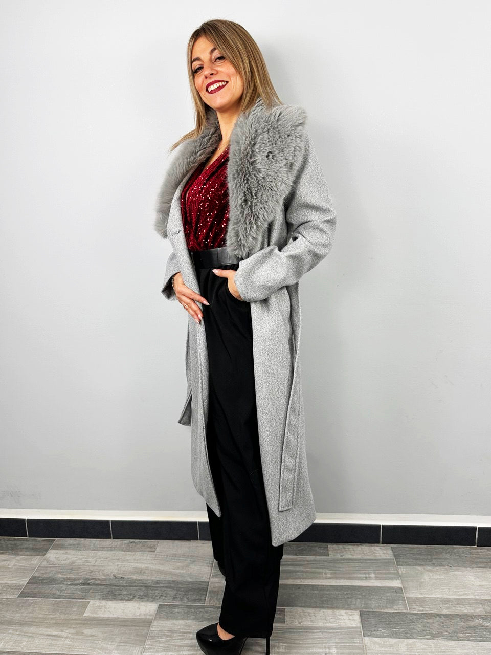 Cappotto Elegante Con Collo In Pelliccia Color Grigio