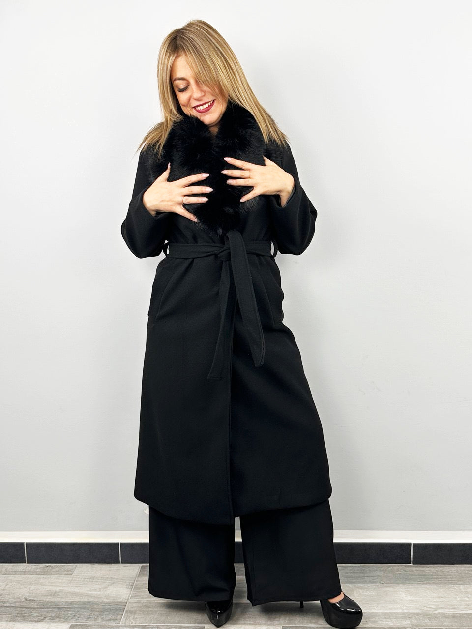 Cappotto Elegante Con Collo In Pelliccia Color  Nero