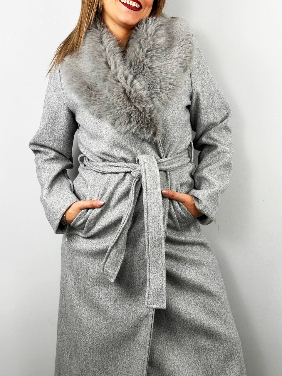 Cappotto Elegante Con Collo In Pelliccia Color Grigio