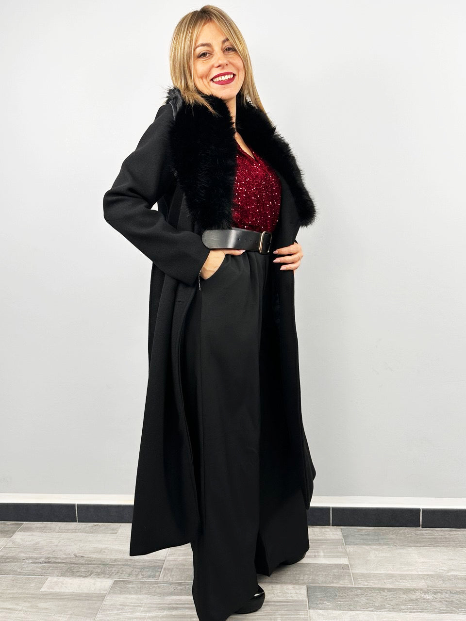Cappotto Elegante Con Collo In Pelliccia Color  Nero