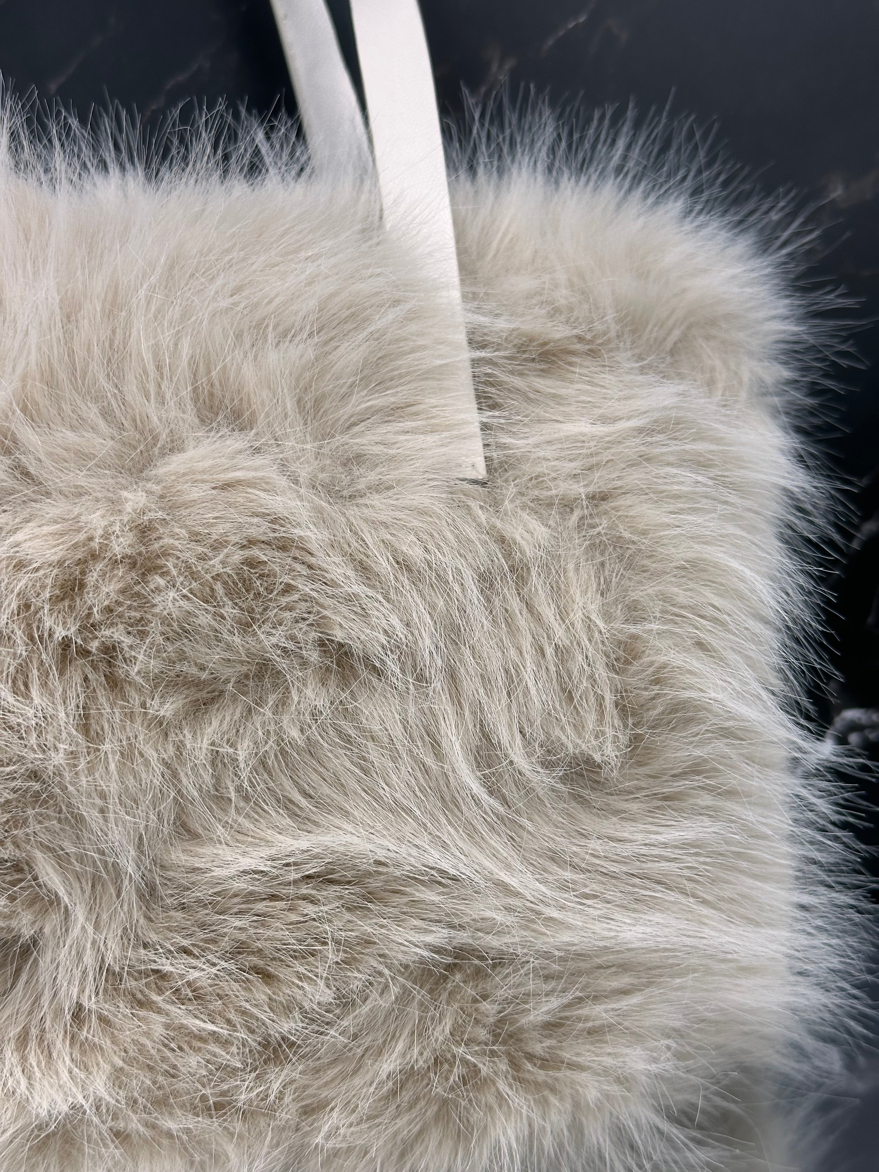 Borsa Morbida in Eco-Pelliccia Beige – Cozy & Chic