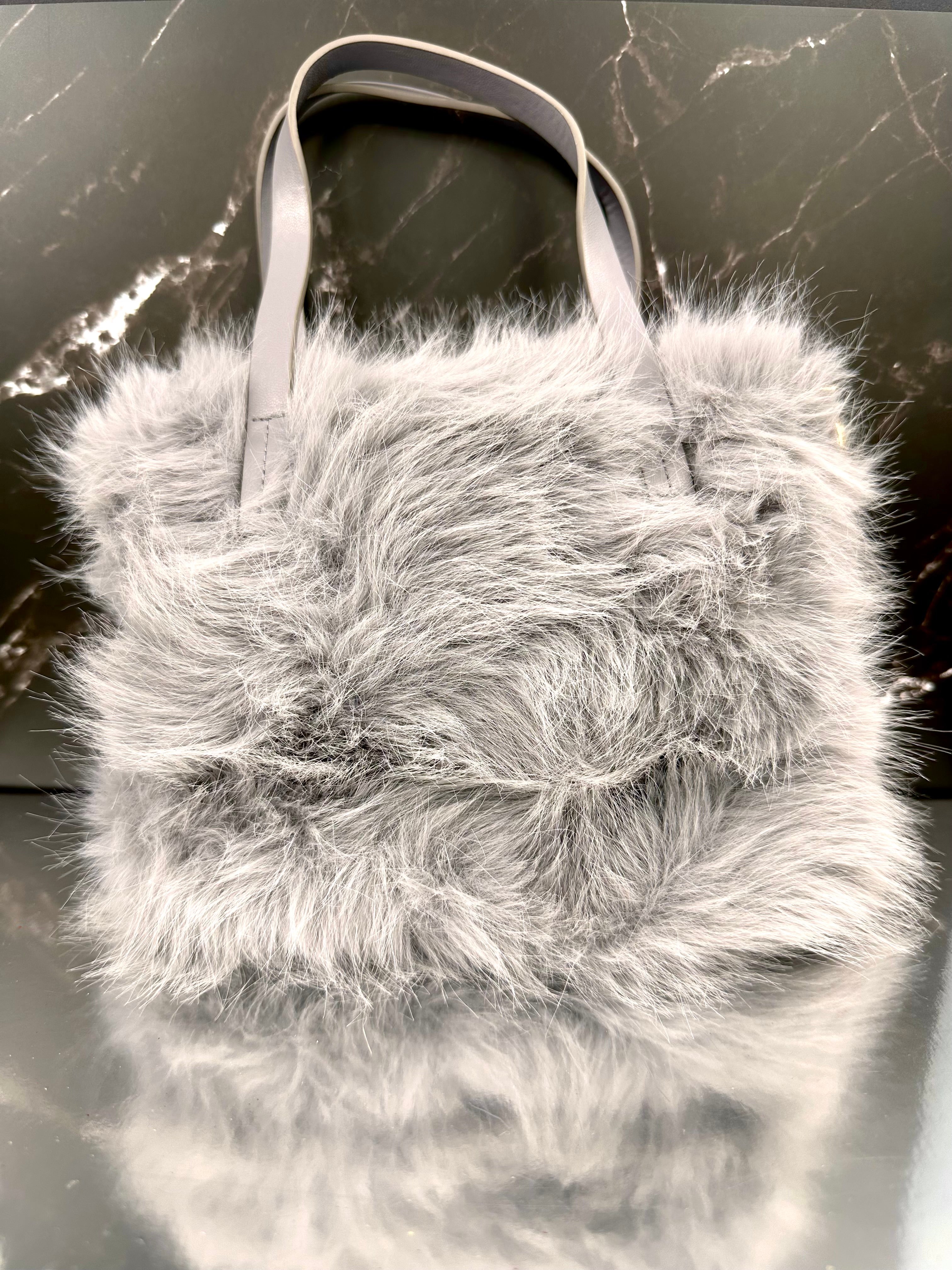 Borsa Morbida in Eco-Pelliccia Grigia – Winter Essential