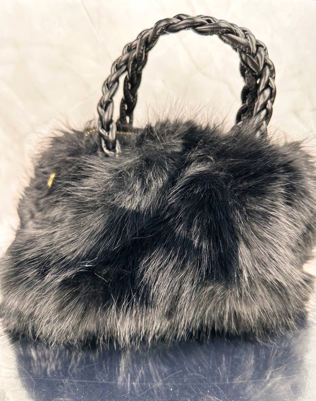 Borsa Pelliccia Nera con Manico Intrecciato